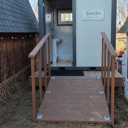 Cozy cabin on a working horse rescue with WiFi, HVAC, plumbed outhouse, shower
