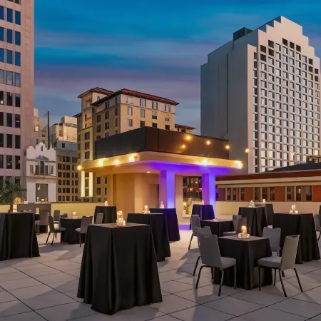 Embassy Suites by Hilton San Antonio Riverwalk Downtown Отели рядом с достопримечательностью «Стадион «Аламодоум»»