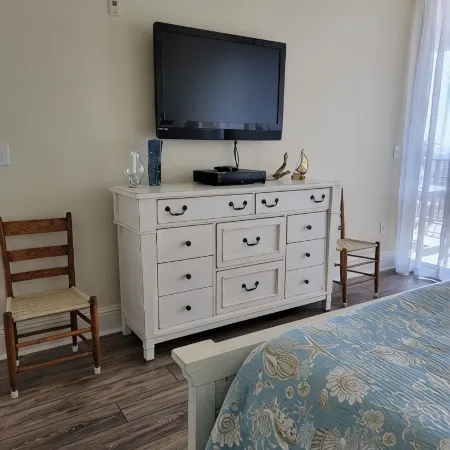 Excellent! 5- Star Beachfront Condo.