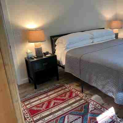 Charming Downtown Laguna Beach Cottage-beach across street/town 1 block Rooms