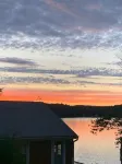 Half Moon Lake, Barnstead, NH vacation house on water front with firepit - Homestays