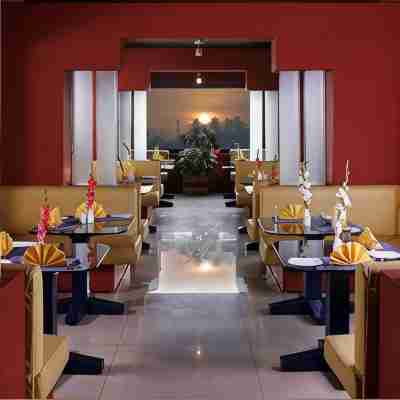 Club7 Hotel Dining/Meeting Rooms