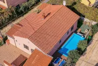 Modern Holiday Home with Pool & 4 Bikes, Near Center - parking