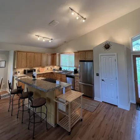 Spacious 3B/2BA house w/ fenced yard+mountain view