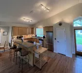Spacious 3B/2BA house w/ fenced yard+mountain view - Wifi