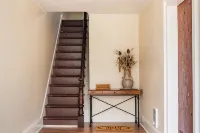 Modern and Bright with office+ walk to nearby Waterfront, 1st FL. - Lejligheder