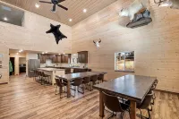 Cabin Lodge at Panguitch Lake Sleeps 18, wifi, good roads, year round access - Chalets