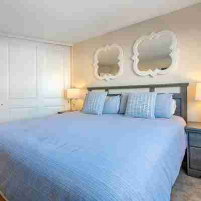 Located right on the Balboa Peninsula, few steps from the beach and the harbor. Rooms