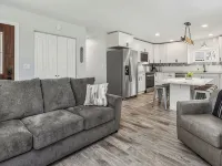 NEW! 3 bed, 1.5 Bath, Games, WIFI Hotel di Escanaba
