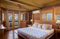 Stunning Beach House with ocean views and 5 minute walk to private beach! Ξενοδοχεία στην πόλη 