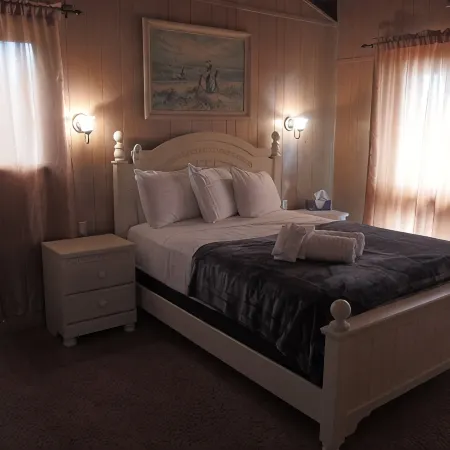 LAKEVIEW CABIN!! AIRCONDITIONED!! AMPLE PARKING !!
