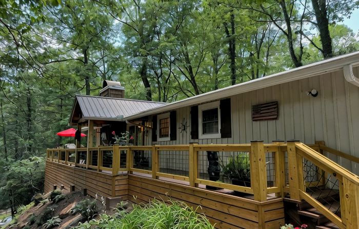 1 Level, 3 Master BRs,  4 BA,   Covered Porch!