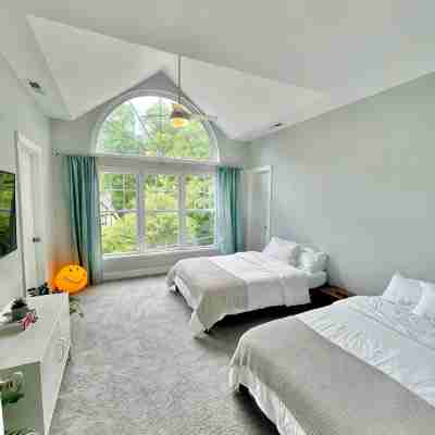 Modern House in Clifton Gaslight - 3 BR 3BA with Walkable Shops and Restaurants Rooms