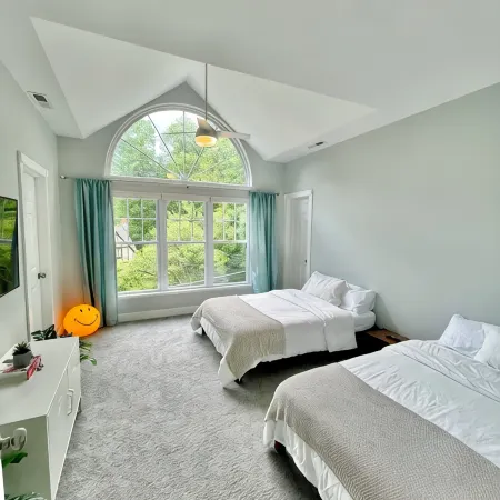Modern House in Clifton Gaslight - 3 BR 3BA with Walkable Shops and Restaurants