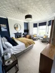 Sea views just yards from restaurants, pubs & shops. Sleeps 16-18, 8 x en-suite. - 4-Star