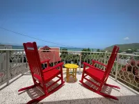 Beautiful oceanfront property with pool and amenities to relax - Homestays