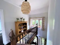 Fairlie Cottage Overlooks the River in Bourton-on-the-Water parking for 3 cars. - Homestays
