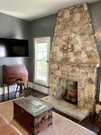 Compass Cottage in Historic Glen Rose - Wifi