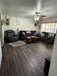 Beautiful and peaceful home located just 10 minutes from the White River! - Homestays