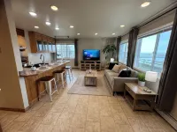 Eagles Perch!! Beautiful apt. In Kenai overlooking the mouth of the Kenai River - Boutique