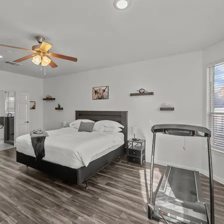 Keller’s Crown - Huge House Near Stadiums - Hot Tub & Pool Table
