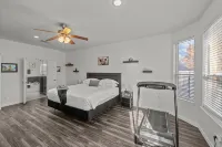 Keller’s Crown - Huge House Near Stadiums - Hot Tub & Pool Table - Boutique