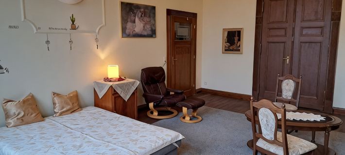 XXL vacation room with bathroom in an Art Nouveau villa for 1-4 people in the city center Hoteles en Schwerin