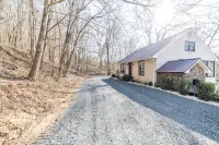 "Family-Friendly Retreat Near Downtown Lynchburg and Liberty" - Wifi