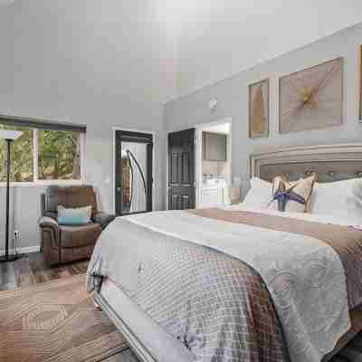 Charming Cambria Retreat w HotTub, Sleeps 8, FirePit, 5 min to Coast/Main St Rooms