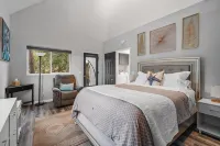 Charming Cambria Retreat w HotTub, Sleeps 8, FirePit, 5 min to Coast/Main St