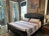 Heart of Downtown w Balcony by Dauphin St; walk to restaurants & shops SLEEPS 6! - balkon