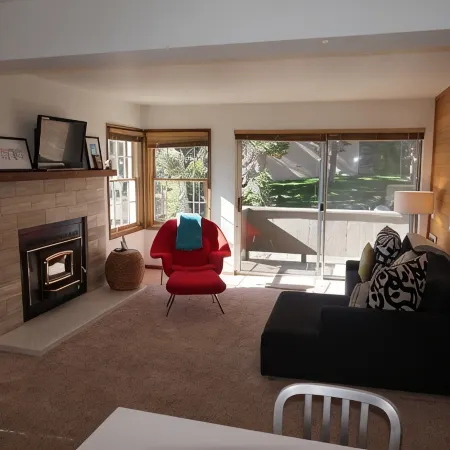 Beautiful Sun-Filled Condo just Steps from Mammoth Mountain's Canyon Lodge!
