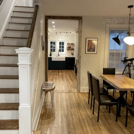 Row-home 3min drive to Central Market,Office,Patio w/ Fire Pit, Artistic Accents