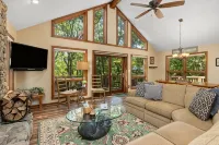 Majestic Mtn Cabin w Quick Hiking & Overlook Access - 수영장