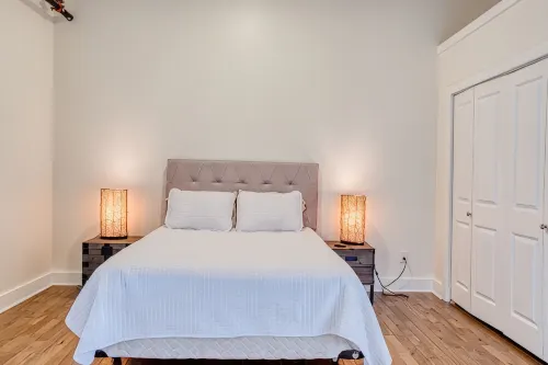 Spacious Downtown Owosso Loft - WiFi