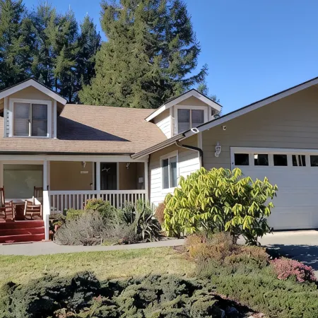 Comfy Spacious Home, Minutes to Beaches, King Bed, Sleeps 9, WiFi, Dog friendly