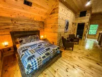 Popular - Peaceful Bear Cabin - 3Br 2BTH - Big Hot Tub - Quiet - Hytter