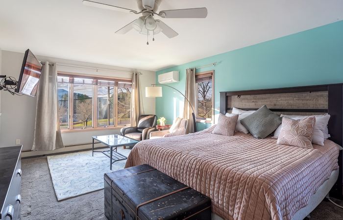 Amenity-Rich Fun Cabin~HotTub*GameRm*20-min to Ski
