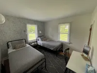 Ironton Stone Cottage, walk to Lake Charlevoix beach. - Country Houses