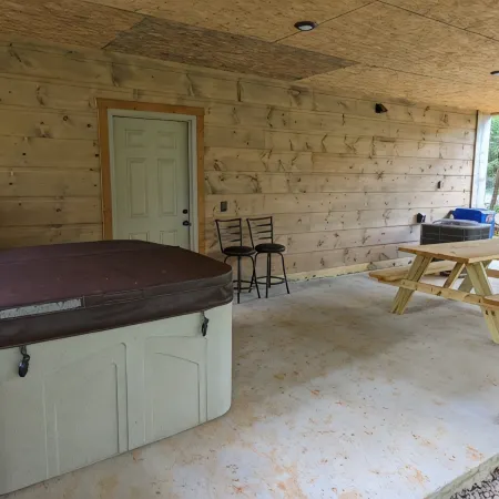 Romantic Cabin for 2, Hot Tub, wifi 10min from BR, hiking and waterfalls near