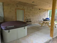 Romantic Cabin for 2, Hot Tub, wifi 10min from BR, hiking and waterfalls near - Chalets