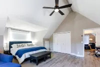 Newly  renovated, centrally located home with private gate, RV parking & Hot Tub - 4 tähden