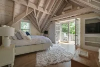 Beautiful 4 BR, 2 BA home a block fr Harbor, World Class dining - Bungalows