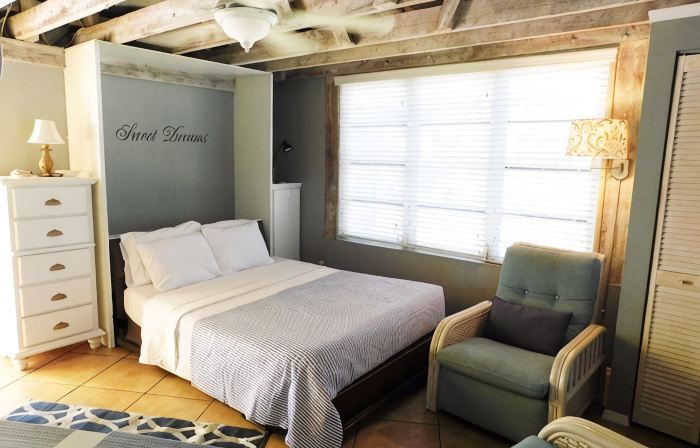 Unique and Charming--Waterfront Studio Cottage - Queen bed & Dock