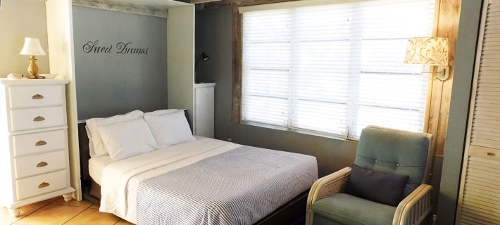 Unique and Charming--Waterfront Studio Cottage - Queen bed & Dock Hotels in Jupiter