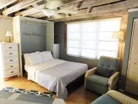Unique and Charming--Waterfront Studio Cottage - Queen bed & Dock - Homestays