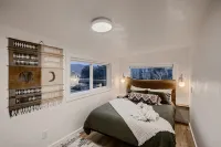 Stylish 2-bedroom Cabin with Breathtaking Mountain Views + Hot Tub - Chalets
