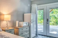 Suite with Hot Tub -AC  - Huge Fenced Yard - Mt. Rainier View - Private Entrance - 4-Star