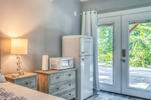 Suite with Hot Tub -AC  - Huge Fenced Yard - Mt. Rainier View - Private Entrance - 4 ดาว
