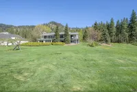 Ski Hill home w/ stunning views & hot tub! - de charme